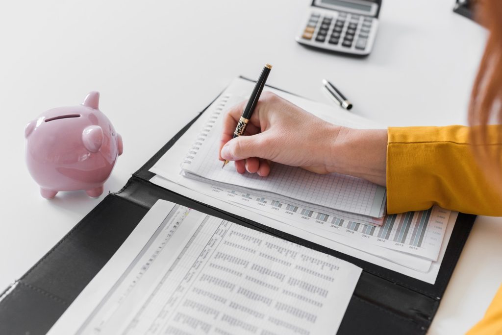 Osoba wypełniająca dokument z danymi finansowymi – przygotowanie oświadczenia o przychodach do ZUS przed 2 czerwca 2025, wsparcie CDP.