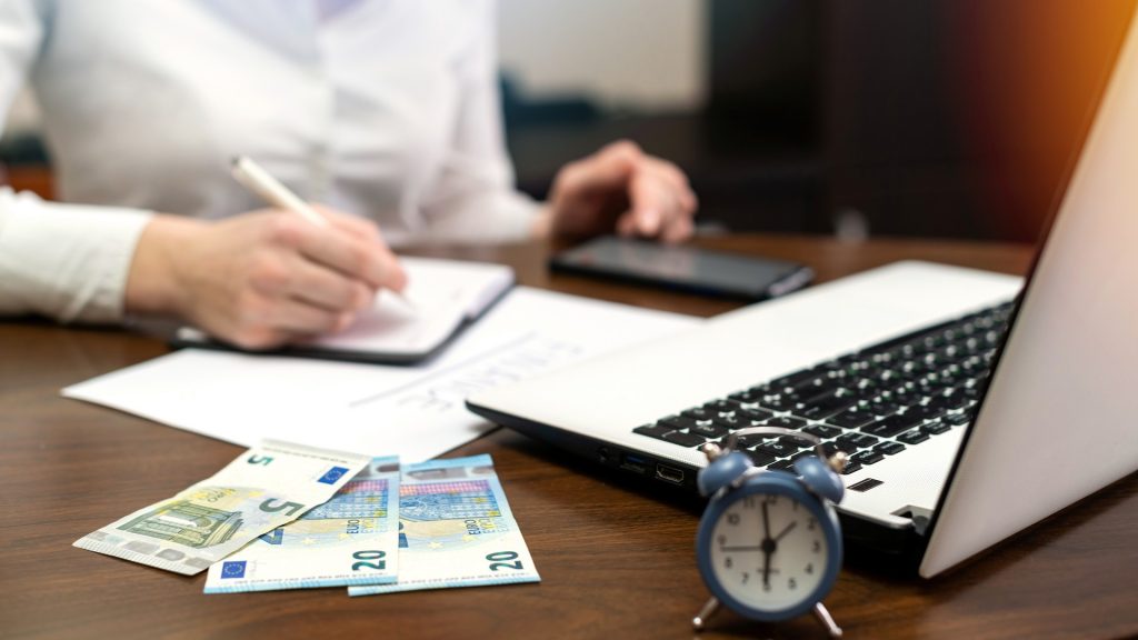 Dokumenty, eurobanknoty i laptop – analiza wyroku TSUE z 2025 r. dotyczącego VAT i wspólnego opodatkowania małżonków, doradztwo CDP.