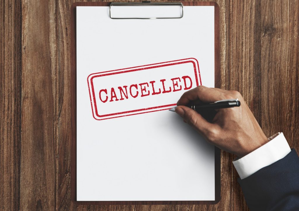 Pieczątka „CANCELLED” symbolizująca uchylenie obowiązku publikacji strategii podatkowej od sierpnia 2025 roku