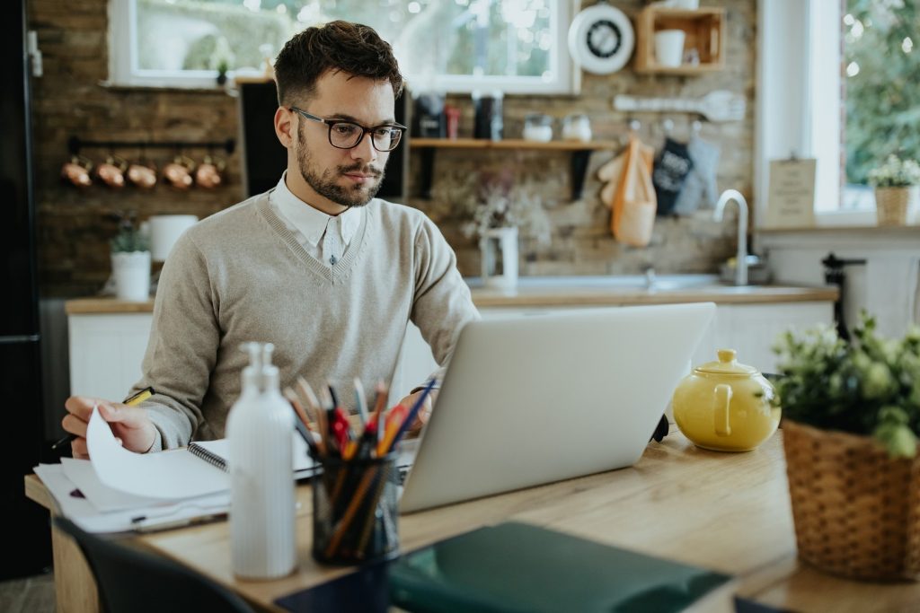 Freelancer pracujący przy laptopie w domu – symbol działalności nierejestrowanej i nowych zasad rozliczeń od 2026 roku