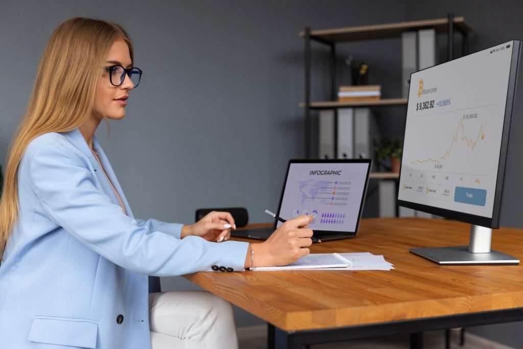 Księgowa analizująca dane finansowe i wykresy – limity przychodów do prowadzenia ksiąg rachunkowych w 2026 roku