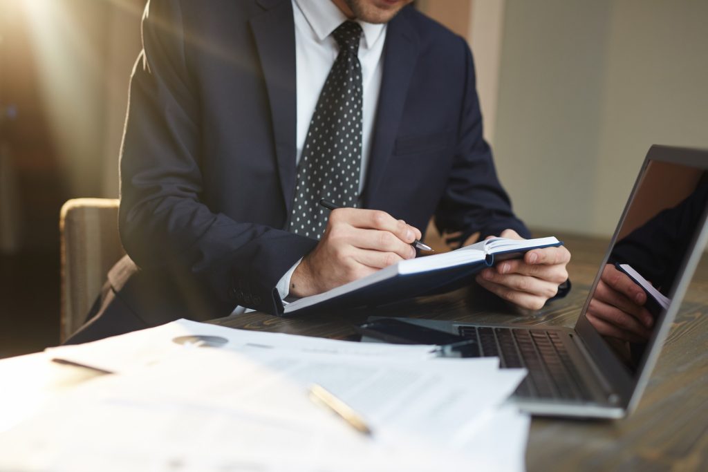 Doradca podatkowy analizujący dokumenty i przepisy Ordynacji podatkowej w 2025 roku