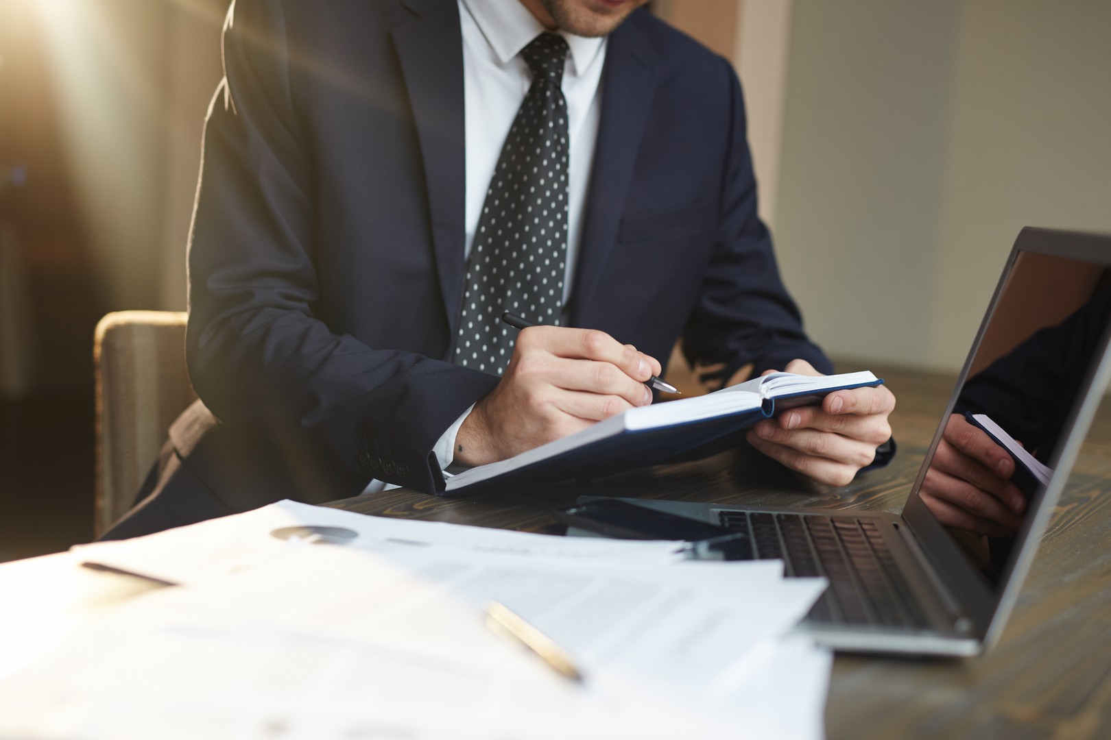 Doradca podatkowy analizujący dokumenty i przepisy Ordynacji podatkowej w 2025 roku